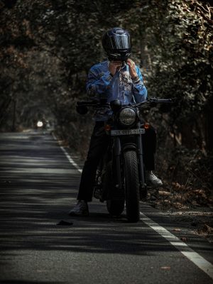 国产热血动漫封面，少年主角手持法器，背景为云雾缭绕的仙山，动作感强烈
